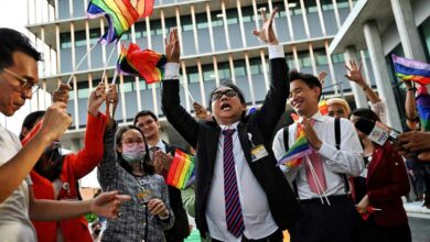 Mitglieder der thailändischen Move Forward Party feiern mit Tunyawaj Kamolwongwat (MP) und LGBTQIA+Aktivisten und Unterstützern den Beginn der Parlamentsdebatte zur Einführung der Marriage Equality Bill. (Foto: Lillian SUWANRUMPHA / AFP)