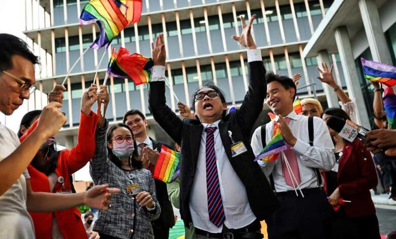 Mitglieder der thailändischen Move Forward Party feiern mit Tunyawaj Kamolwongwat (MP) und LGBTQIA+Aktivisten und Unterstützern den Beginn der Parlamentsdebatte zur Einführung der Marriage Equality Bill. (Foto: Lillian SUWANRUMPHA / AFP)