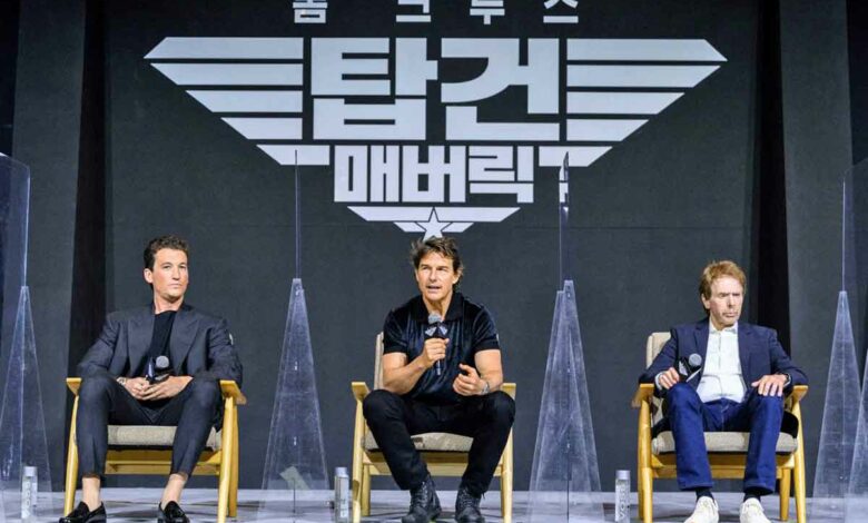Miles Teller, Tom Cruise und Produzent Jerry Bruckheimer anläßlich der Pressekonferenz zum Film Top Gun: Maverick in Seaoul (Foto: Anthony Wallace/AFP)