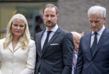 Der norwegische Premierminister Jonas Gahr, Kronprinzessin Mette-Marit und Kronprinz Haakon von Norwegen gedenken der Opfer des Attentates von Oslo. (Foto: Javad Parsa / NTB / AFP)