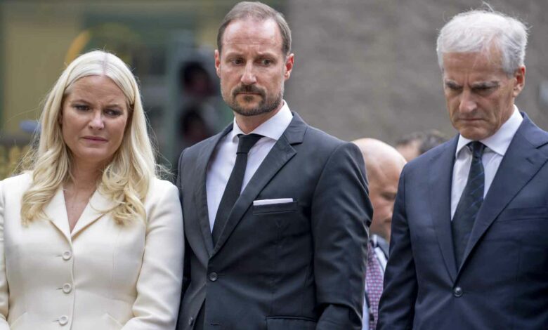 Der norwegische Premierminister Jonas Gahr, Kronprinzessin Mette-Marit und Kronprinz Haakon von Norwegen gedenken der Opfer des Attentates von Oslo. (Foto: Javad Parsa / NTB / AFP)