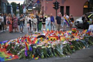 Besucher legen Blumen ab am Ort des Attentates von Oslo und gedenken der Opfer. (Foto: Martin Solhaug Standal / NTB / AFP)