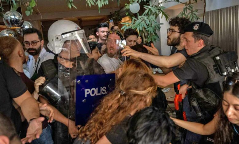 Mehr als 200 Festnahmen bei Pride-Parade in Istanbul (Foto: Bulent Kilic/AFP)
