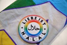 Ein Sticker mit der Aufschrift "Liebe ist halal" in den Räumen der Ibn Rushd-Goethe Moschee in Berlin, die als erste Moschee in Deutschland im Pride Month die Regenbogeflagge hisste. (Foto: Adam Berry/AFP)