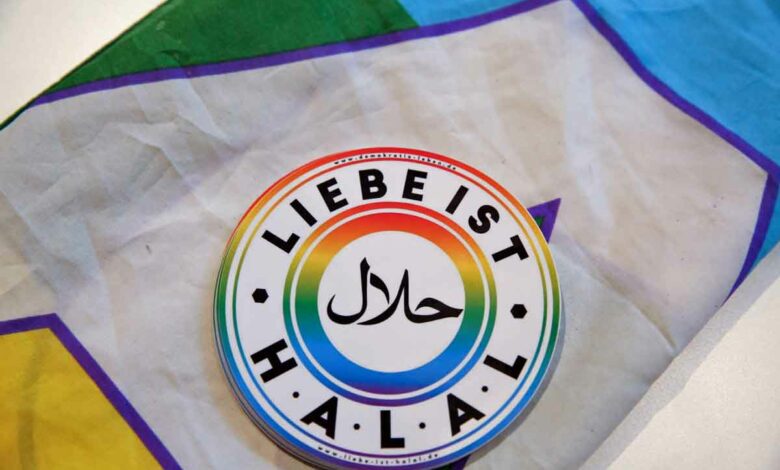 Ein Sticker mit der Aufschrift "Liebe ist halal" in den Räumen der Ibn Rushd-Goethe Moschee in Berlin, die als erste Moschee in Deutschland im Pride Month die Regenbogeflagge hisste. (Foto: Adam Berry/AFP)