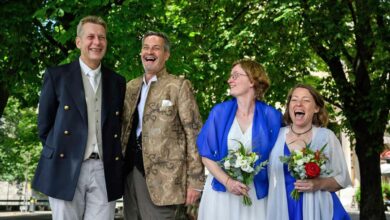 Ein hirstorischer Moment für die Schweiz, die frisch getrauten Ehepaare Daniel und Xavier sowie Laure und Aline nach der standesamtlichen Trauung in Genf. (Foto: Fabrice Coffini/AFP)