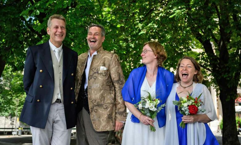 Ein hirstorischer Moment für die Schweiz, die frisch getrauten Ehepaare Daniel und Xavier sowie Laure und Aline nach der standesamtlichen Trauung in Genf. (Foto: Fabrice Coffini/AFP)