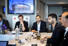 Hassan Al Thawadi (4. v.ll.) Generalsekretär des Organisationskomittees zum Fußbal WM in Qatar, bei einem Treffen in Amsterdam (Foto: Ramon van Flymen/AFP)
