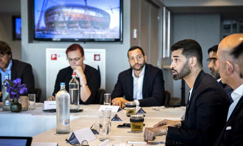 Hassan Al Thawadi (4. v.ll.) Generalsekretär des Organisationskomittees zum Fußbal WM in Qatar, bei einem Treffen in Amsterdam (Foto: Ramon van Flymen/AFP)