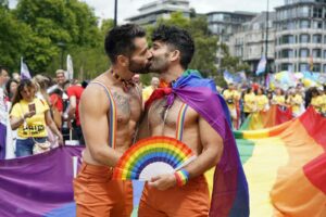 Zwei schwule küssende Jungs bei der Pride Parade in den Straßen von Soho in London (Foto: Niklas Halle'n / AFP)