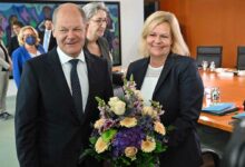 Bundeskanzler Olaf Scholz gratuliert Bundesinnenministerin Nancy Faeser vor der Kabinettssitzung am 13. Juli 2022. (Foto: Tobias Schwarz/AFP)