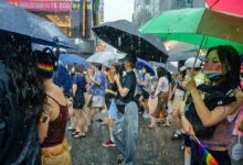 Trotz strömenden Regens kamen viele Teilnehmer zum Pride in Seoul, der Hauptstadt von Südkorea (Foto: Anthony Wallace/AFP)