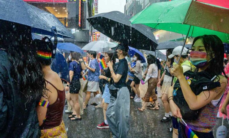 Trotz strömenden Regens kamen viele Teilnehmer zum Pride in Seoul, der Hauptstadt von Südkorea (Foto: Anthony Wallace/AFP)