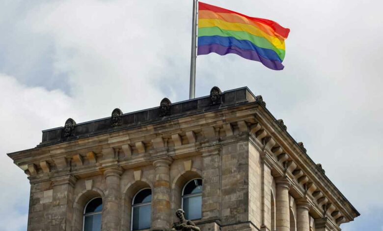 Der Bundestag hisst die Regenbogenflagge (Foto: David Gannon/AFP)
