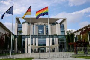 Zum CSD Berlin haben das Bundeskanzleramt, der Bundesrat und der Bundestag die Regenbogenflagge gehisst. (Foto: David Gannon/AFP)