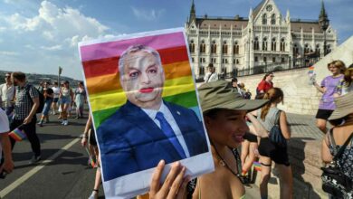 Ein Teilnehmer des Pride-Marsch in Budapest hält ein bearbeitetes Porträt von Ungarns rechtskonservativem Ministerpräsidenten Viktor Orban hoch. (Foto Ferencz Isza/AFP)
