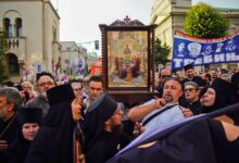 Orthodoxe Christen demonstrieren in Belgrad gegne den für den September geplanten Euro Pride (Foto: Oliver Bunic/AFP)
