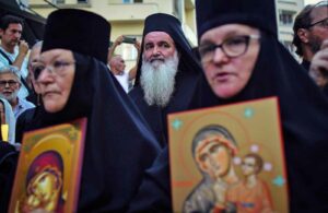 Orthodoxe Christen demonstrieren in Belgrad gegen den für den September geplanten Euro Pride (Foto: Oliver Bunic/AFP)
