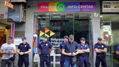 Die Polizei sichert das serbische LGBT-Infozentrum während der „Litiya zur Rettung Serbiens“ am 28. August 2022 in Belgrad. Tausende Gläubige marschierten gegen die Abhaltung der internationalen LGBT-Veranstaltung Euro Pride, die nächsten Monat in der serbischen Hauptstadt stattfinden sollte. (Foto: Oliver Bunic/AFP)