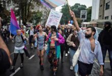 LGBT-Aktivisten marschieren während der Europride-Parade in Belgrad am 17. September 2022. Die Situation war am 17. September 2022 in Belgrad angespannt, wo Vertreter der LGBTQ-Gemeinschaft versprachen, trotz eines Verbots einer Europride-Parade durch die Behörden zu marschieren, was Ängste schürte von möglichen Unruhen. (Foto von OLIVER BUNIC / AFP)