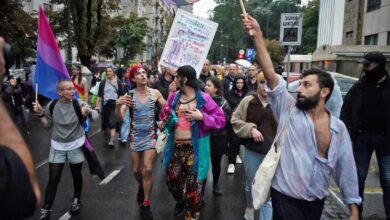 LGBT-Aktivisten marschieren während der Europride-Parade in Belgrad am 17. September 2022. Die Situation war am 17. September 2022 in Belgrad angespannt, wo Vertreter der LGBTQ-Gemeinschaft versprachen, trotz eines Verbots einer Europride-Parade durch die Behörden zu marschieren, was Ängste schürte von möglichen Unruhen. (Foto von OLIVER BUNIC / AFP)