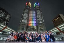 Menschen vor dem mit Regenbogenlichtern beleuchteten Gebäude der Tokyo Metropolitan Government im Tokioter Stadtteil Shinjuku. Tokio begann am 1. November 2022 mit der Ausstellung von Partnerschaftsurkunden für gleichgeschlechtliche Paare, die in der Hauptstadt leben und arbeiten. (Foto von Yuichi YAMAZAKI / AFP)