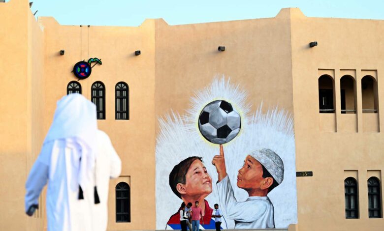In 12 Tagen startet die umstrittene Fußball-Weltmeisterschaft in Katar. Der WM-Botschafter stößt mit seinen Bemerkungen auf Protest, (Foto: Gabriel Bouys/AFP)