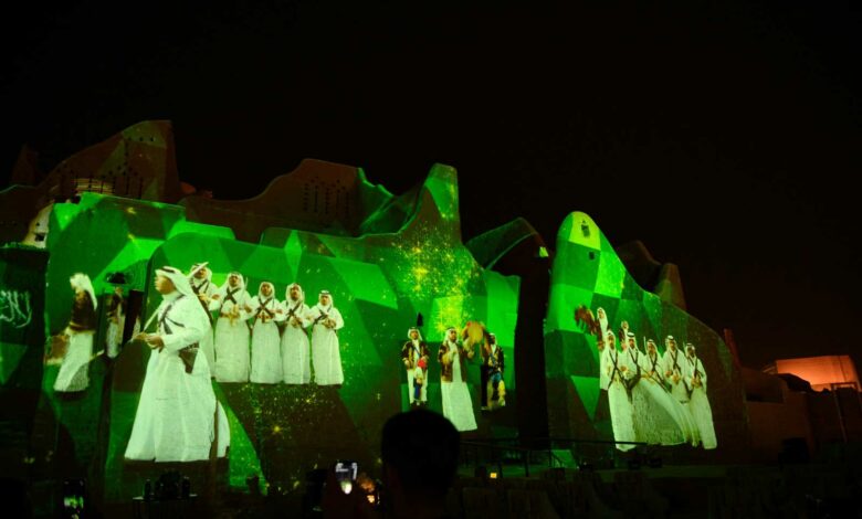 Am 11. November 2022 werden im alten Stadtteil Diriyah am Rande der saudischen Hauptstadt Riad Bilder auf historische Gebäude projiziert, während einer Zeremonie zur Feier der Ankunft der Trophäentournee der FIFA Fussball-Weltmeisterschaft in Saudi-Arabien. (Foto: AFP)