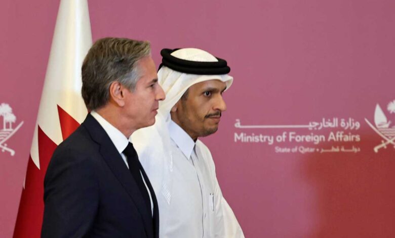 US-Außenminister Antony Blinken (L) und Katars Außenminister Mohammed Bin Abdulrahman Al Thani verlassen das Land nach einer Pressekonferenz am 22. November 2022 in der Hauptstadt Doha. (Foto von KARIM JAAFAR / AFP)
