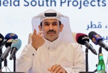 Saad Sherida al-Kaabi, Katars Energieminister und CEO von QatarEnergy, gibt am 29. November 2022 eine Pressekonferenz in Katars Hauptstadt Doha, auf der ein neues Abkommen angekündigt wird, Deutschland zwei Millionen Tonnen verflüssigtes Erdgas pro Jahr für mindestens 15 Jahre zu liefern. Mit dem lang erwarteten Deal will Katar „zu den Bemühungen beitragen, die Energiesicherheit in Deutschland und Europa zu unterstützen“, sagte Saad Sherida al-Kaabi, Katars Energieminister und CEO von QatarEnergy. Der Partner von QatarEnergy, das US-Unternehmen ConocoPhillips, wird ab 2026 das Gas aus Katars Projekten North Field East und South an das im Bau befindliche LNG-Terminal Brunsbüttel in Norddeutschland liefern. (Foto von KARIM JAAFAR / AFP)