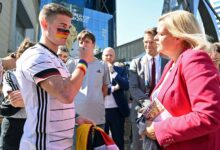 Fußball, WM 2022 in Katar, Nancy Faeser (SPD), Bundesministerin des Innern, und Deutschland-Fan Bengt Kunkel unterhalten sich bei einem Pressetermin vor der der Mobilen Fan-Botschaft des DFB in Doha. (Foto: picture alliance/dpa | Federico Gambarini)