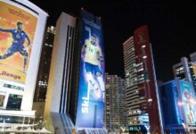 Gebäude werden am 7. November 2022 im Hochhausgebiet in Doha, Katar, mit berühmten Athleten aus aller Welt geschmückt. Die FIFA Fussball-Weltmeisterschaft 2022 findet vom 21. November bis 18. Dezember in Katar statt. (Foto von Keita Iijima / Yomiuri / The Yomiuri Shimbun via AFP)