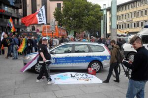 Bei der Demo gegen die christliche Rechte in Köln dabei: Das Bundesamt für magische Wesen. (Foto: Klaus Maresch)
