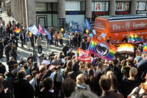 Umringt von zahlreichen Gegendemonstranten zeigte eine radikale-evangelikale Truppe "Demo für Alle" für dem Kölner Dom ihren Haß auf queere Menschen. (Foto: Bundesamt für magische Wesen)