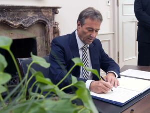 Bonns OB Nimptsch unterzeichnet die Heiratsurkunde (Foto: Barbara Frommann)