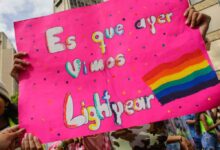 Aktivisten halten ein Schild hoch, auf dem auf Spanisch zu lesen ist: Wir haben Lightyear gestern während des LGBTIQ+-Pride-Marsches in Caracas, Venezuela, am 3. Juli 2022 gesehen. (Foto von Javier Campos/NurPhoto) (Foto von Javier Campos / NurPhoto / NurPhoto via AFP)