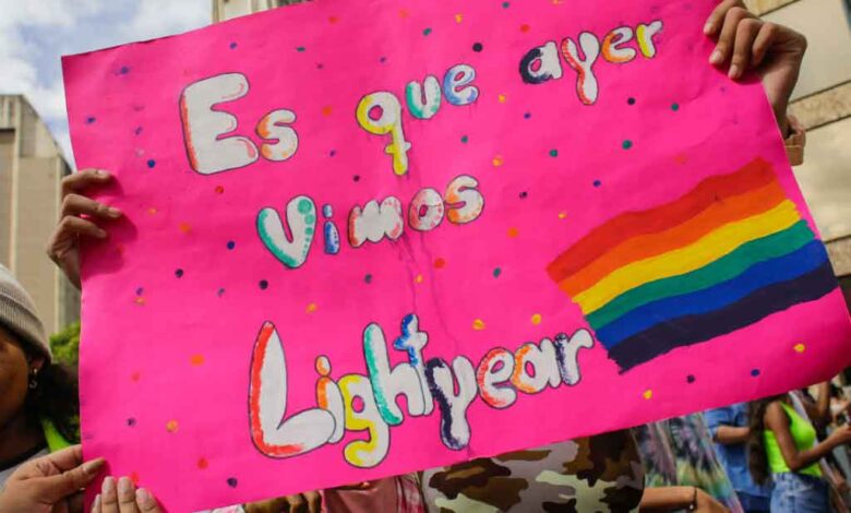 Aktivisten halten ein Schild hoch, auf dem auf Spanisch zu lesen ist: Wir haben Lightyear gestern während des LGBTIQ+-Pride-Marsches in Caracas, Venezuela, am 3. Juli 2022 gesehen. (Foto von Javier Campos/NurPhoto) (Foto von Javier Campos / NurPhoto / NurPhoto via AFP)