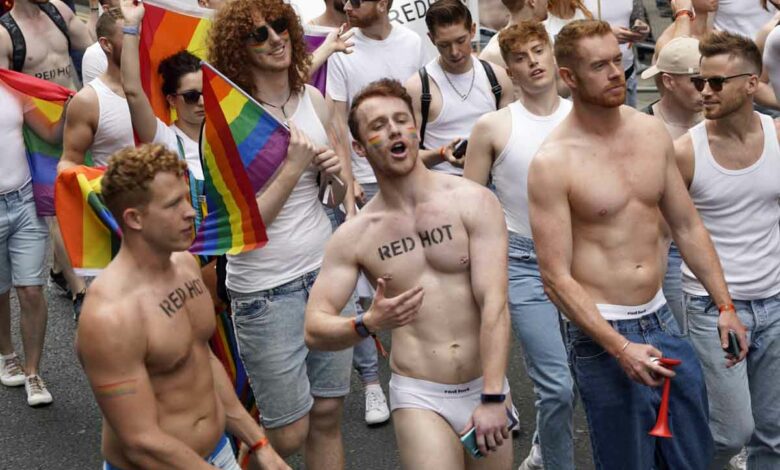 Teilnehmer der jährlichen Pride Parade in den Straßen von Soho in London am 2. Juli 2022 (Foto: Niklas HALLE'N / AFP