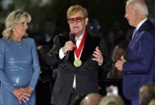 Der britische Songwriter Sir Elton John mit Jill und Joe Biden im Weißen Haus. (Foto von ALEX WONG/GETTY IMAGES NORDAMERIKA/Getty Images via AFP)