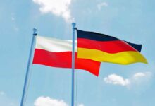 Deutschland und Polen, zwei Flaggen wehen gegen blauen Himmel. (Foto: istock/Aleksandra Aleshchenko)