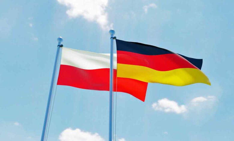 Deutschland und Polen, zwei Flaggen wehen gegen blauen Himmel. (Foto: istock/Aleksandra Aleshchenko)