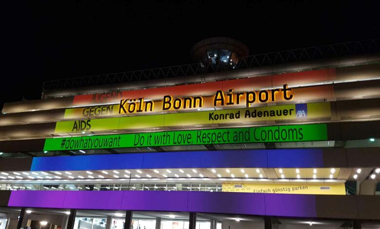 Anlässlich der gemeinsamen CSD-Willkommenskampagne von "Jugend gegen AIDS" und Flughafen erstrahlte das Terminal 1 des Köln Bonn Airport in der Nacht von Freitag auf Samstag in bunten Regenbogenfarben. (Foto: Köln Bonn Airport)