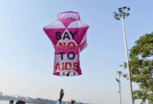 Aktivisten werden am 30. November 2022 an einem Flussufer in Kalkutta, Indien, gesehen, wie sie Heißluftballons loslassen, um das Bewusstsein für AIDS-Prävention und Diskriminierung zu schärfen. (Foto von Debarchan Chatterjee/NurPhoto) (Foto von Debarchan Chatterjee/NurPhoto/NurPhoto via AFP)