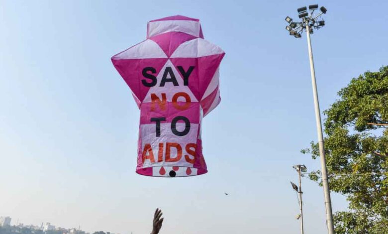 Aktivisten werden am 30. November 2022 an einem Flussufer in Kalkutta, Indien, gesehen, wie sie Heißluftballons loslassen, um das Bewusstsein für AIDS-Prävention und Diskriminierung zu schärfen. (Foto von Debarchan Chatterjee/NurPhoto) (Foto von Debarchan Chatterjee/NurPhoto/NurPhoto via AFP)